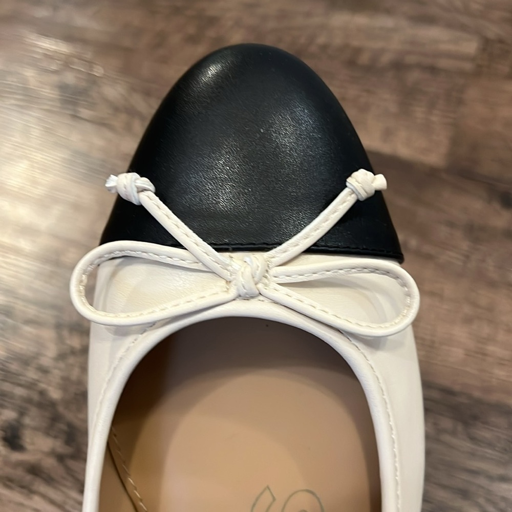 NWT! Express cream and black cap round toe ballet flats - Picture 2 of 7